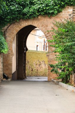 Denia, Alicante, İspanya... 18 Mayıs 2025, Denia Kalesi 'nin kapısı, şehrin göbeğindeki yumuşak bir tepenin üzerinde.