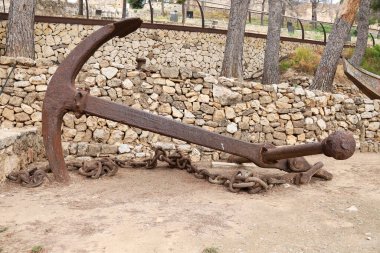 Denia, Alicante, İspanya - 18 Mayıs 2025: Denia Kalesi 'nde arkeolojik kalıntılar sergilendi.