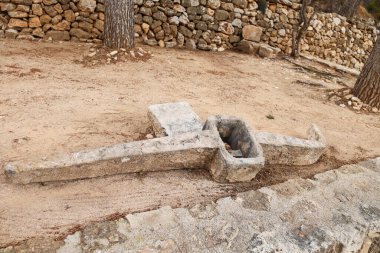 Denia, Alicante, İspanya - 18 Mayıs 2025: Denia Kalesi 'nde arkeolojik kalıntılar sergilendi.