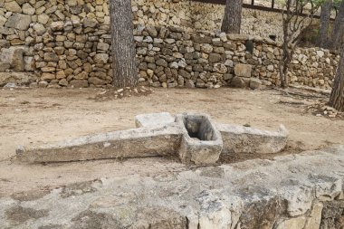 Denia, Alicante, İspanya - 18 Mayıs 2025: Denia Kalesi 'nde arkeolojik kalıntılar sergilendi.