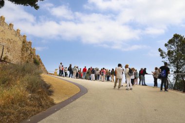 Denia, Alicante, İspanya - 18 Mayıs 2025: Denia Kalesi 'ni ziyaret eden bir grup turist, şehrin göbeğindeki yumuşak bir tepede yer alıyor.