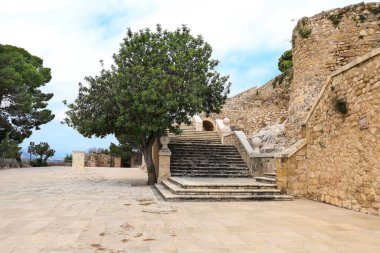 Denia, Alicante, İspanya... 18 Mayıs 2025, Denia Kalesi 'nin taş merdiveni, şehrin göbeğindeki yumuşak bir tepenin üzerinde.