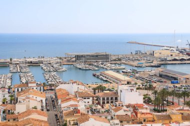 Denia, Alicante, İspanya - 18 Mayıs 2025 Denia şehrinin panoramik manzarası ve kalenin limanı