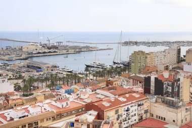 Denia, Alicante, İspanya - 18 Mayıs 2025 Denia şehrinin panoramik manzarası ve kalenin limanı