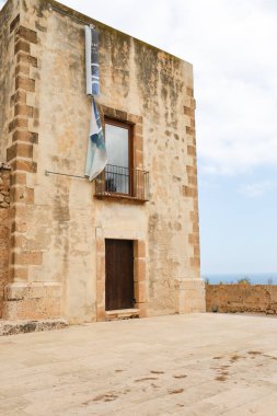 Denia, Alicante, İspanya... 18 Mayıs 2025, Denia Şatosu, şehrin göbeğindeki yumuşak bir tepenin üzerinde yer alıyor.