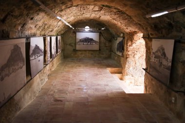 Denia, Alicante, İspanya... 18 Mayıs 2025: Denia Kalesi 'nde sergi, şehrin göbeğindeki yumuşak bir tepenin üzerinde yer alıyor.