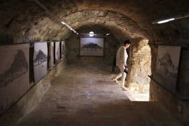 Denia, Alicante, İspanya... 18 Mayıs 2025: Denia Kalesi 'nde sergi, şehrin göbeğindeki yumuşak bir tepenin üzerinde yer alıyor.