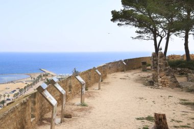 Denia, Alicante, İspanya... 18 Mayıs 2025: Denia Kalesi 'nde, şehrin göbeğindeki yumuşak bir tepede yer alan görüş açısı.