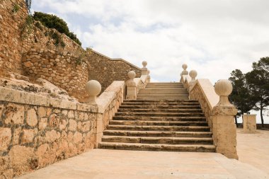 Denia, Alicante, İspanya... 18 Mayıs 2025, Denia Kalesi 'nin taş merdiveni, şehrin göbeğindeki yumuşak bir tepenin üzerinde.