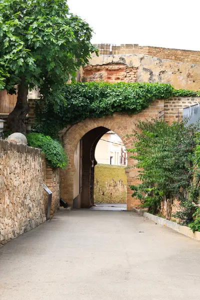 Denia, Alicante, İspanya... 18 Mayıs 2025, Denia Kalesi 'nin kapısı, şehrin göbeğindeki yumuşak bir tepenin üzerinde.