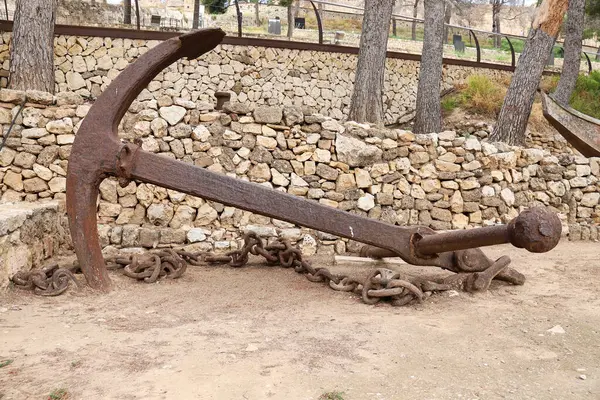 Denia, Alicante, İspanya - 18 Mayıs 2025: Denia Kalesi 'nde arkeolojik kalıntılar sergilendi.