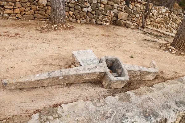 Denia, Alicante, İspanya - 18 Mayıs 2025: Denia Kalesi 'nde arkeolojik kalıntılar sergilendi.