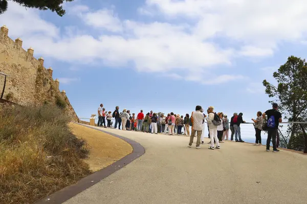 Denia, Alicante, İspanya - 18 Mayıs 2025: Denia Kalesi 'ni ziyaret eden bir grup turist, şehrin göbeğindeki yumuşak bir tepede yer alıyor.