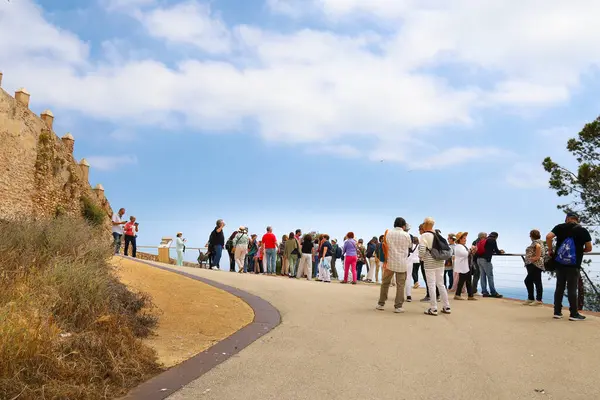 Denia, Alicante, İspanya - 18 Mayıs 2025: Denia Kalesi 'ni ziyaret eden bir grup turist, şehrin göbeğindeki yumuşak bir tepede yer alıyor.