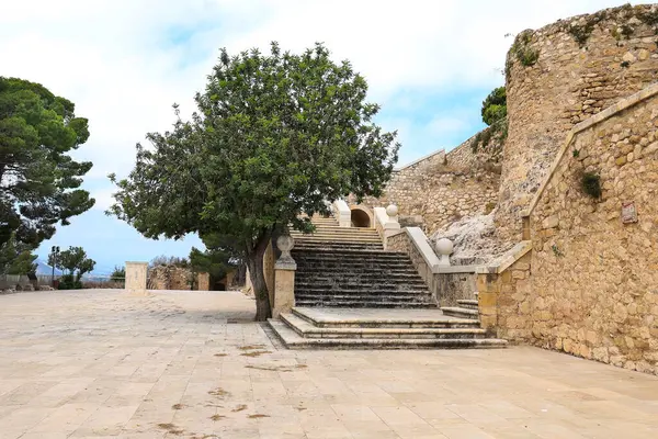 Denia, Alicante, İspanya... 18 Mayıs 2025, Denia Kalesi 'nin taş merdiveni, şehrin göbeğindeki yumuşak bir tepenin üzerinde.