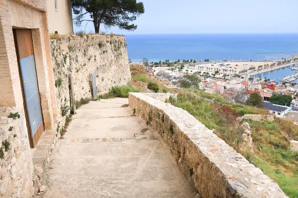 Denia, Alicante, İspanya - 18 Mayıs 2025 Denia şehrinin panoramik manzarası ve kalenin limanı