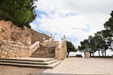 Denia, Alicante, İspanya... 18 Mayıs 2025, Denia Kalesi 'nin taş merdiveni, şehrin göbeğindeki yumuşak bir tepenin üzerinde.