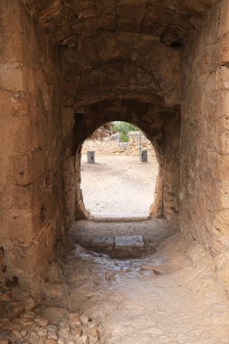 Denia, Alicante, İspanya... 18 Mayıs 2025, Denia Kalesi 'nin kapısı, şehrin göbeğindeki yumuşak bir tepenin üzerinde.