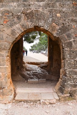 Denia, Alicante, İspanya... 18 Mayıs 2025, Denia Kalesi 'nin kapısı, şehrin göbeğindeki yumuşak bir tepenin üzerinde.