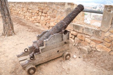 Denia, Alicante, İspanya... 18 Mayıs 2025: Denia Kalesi 'nde toplar, şehrin göbeğindeki yumuşak bir tepenin üzerinde.