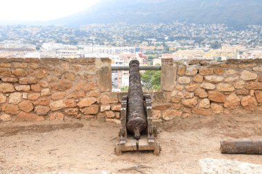 Denia, Alicante, İspanya... 18 Mayıs 2025: Denia Kalesi 'nde toplar, şehrin göbeğindeki yumuşak bir tepenin üzerinde.