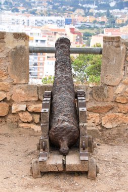 Denia, Alicante, İspanya... 18 Mayıs 2025: Denia Kalesi 'nde toplar, şehrin göbeğindeki yumuşak bir tepenin üzerinde.