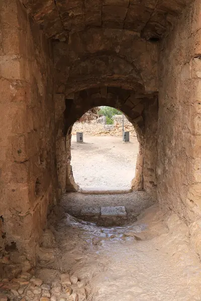 Denia, Alicante, İspanya... 18 Mayıs 2025, Denia Kalesi 'nin kapısı, şehrin göbeğindeki yumuşak bir tepenin üzerinde.