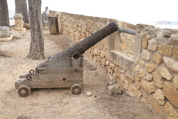 Denia, Alicante, İspanya... 18 Mayıs 2025: Denia Kalesi 'nde toplar, şehrin göbeğindeki yumuşak bir tepenin üzerinde.