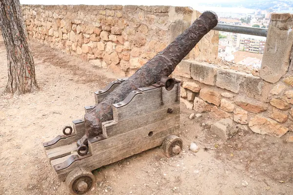 Denia, Alicante, İspanya... 18 Mayıs 2025: Denia Kalesi 'nde toplar, şehrin göbeğindeki yumuşak bir tepenin üzerinde.