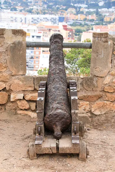 Denia, Alicante, İspanya... 18 Mayıs 2025: Denia Kalesi 'nde toplar, şehrin göbeğindeki yumuşak bir tepenin üzerinde.