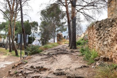 Denia, Alicante, İspanya... 18 Mayıs 2025, Denia Şatosu, şehrin göbeğindeki yumuşak bir tepenin üzerinde yer alıyor.