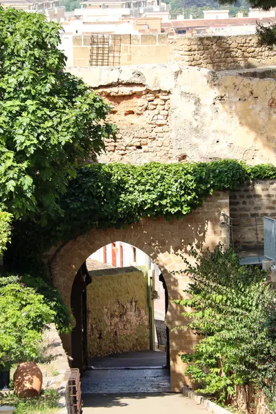 Denia, Alicante, İspanya... 18 Mayıs 2025: Denia Kalesi 'ne giriş, şehrin göbeğindeki yumuşak bir tepenin üzerinde.