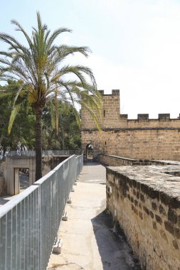 Denia, Alicante, İspanya... 18 Mayıs 2025, Denia Şatosu, şehrin göbeğindeki yumuşak bir tepenin üzerinde yer alıyor.