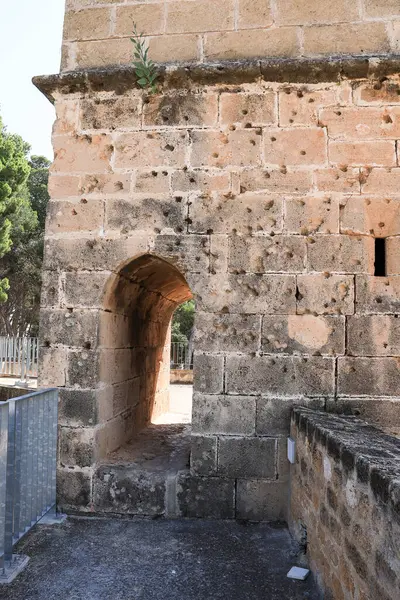 Denia, Alicante, İspanya... 18 Mayıs 2025: Denia Kalesi 'nde topçu delikleri olan duvar, şehrin göbeğindeki yumuşak bir tepenin üzerinde yer alıyor.