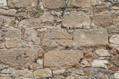 Duvara havan topu koymak için taşın üzerindeki eski izler.