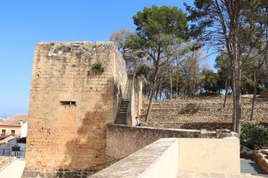 Denia, Alicante, İspanya... 18 Mayıs 2025, Denia Şatosu, şehrin göbeğindeki yumuşak bir tepenin üzerinde yer alıyor.