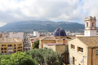 Denia, Alicante, İspanya - 18 Mayıs 2025 Denia şehrinin panoramik manzarası ve kaledeki Varsayım Kilisesi 'nin leydisi. Alicante ili, İspanya