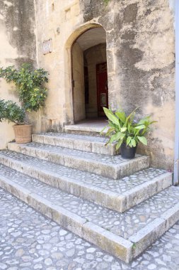 Denia, Alicante, İspanya... 18 Mayıs 2025, Denia Şatosu, şehrin göbeğindeki yumuşak bir tepenin üzerinde yer alıyor.