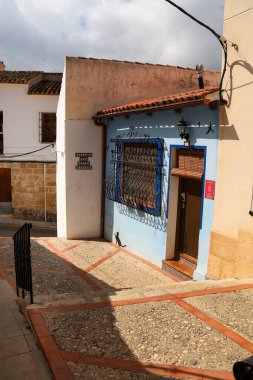 Denia, Alicante, İspanya - 18 Mayıs 2025: Dar sokaklar güzel evler ve eski Denia kasabasındaki Les Roques mahallesinde 