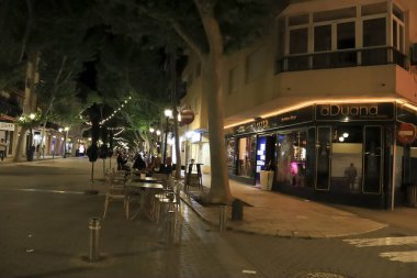 Denia, Alicante, İspanya - 18 Mayıs 2025: Marques de Campo Caddesi, Denia 'nın tarihi merkezinde gece vakti