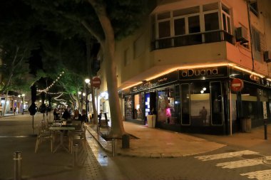 Denia, Alicante, İspanya - 18 Mayıs 2025: Marques de Campo Caddesi, Denia 'nın tarihi merkezinde gece vakti