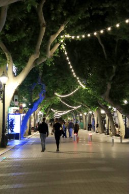 Denia, Alicante, İspanya - 18 Mayıs 2025: Marques de Campo Caddesi, Denia 'nın tarihi merkezinde gece vakti