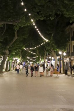Denia, Alicante, İspanya - 18 Mayıs 2025: Marques de Campo Caddesi, Denia 'nın tarihi merkezinde gece vakti