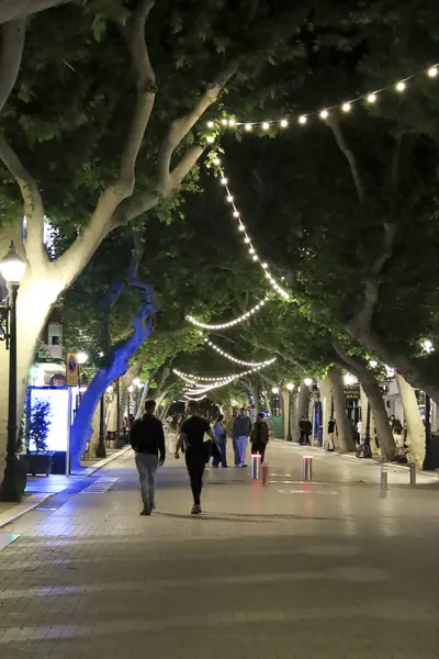Denia, Alicante, İspanya - 18 Mayıs 2025: Marques de Campo Caddesi, Denia 'nın tarihi merkezinde gece vakti