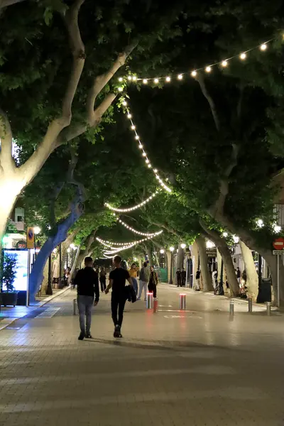 Denia, Alicante, İspanya - 18 Mayıs 2025: Marques de Campo Caddesi, Denia 'nın tarihi merkezinde gece vakti