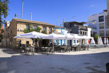 Denia, Alicante, İspanya - 18 Mayıs 2025: Baix La Mar mahallesindeki bar terasları ve restoranlar