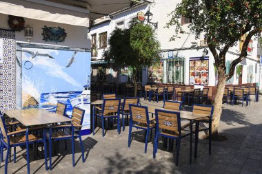 Denia, Alicante, İspanya - 18 Mayıs 2025: Baix La Mar mahallesindeki bar terasları ve restoranlar