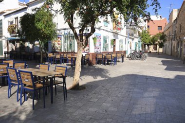 Denia, Alicante, İspanya - 18 Mayıs 2025: Baix La Mar mahallesindeki bar terasları ve restoranlar
