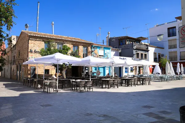 Denia, Alicante, İspanya - 18 Mayıs 2025: Baix La Mar mahallesindeki bar terasları ve restoranlar