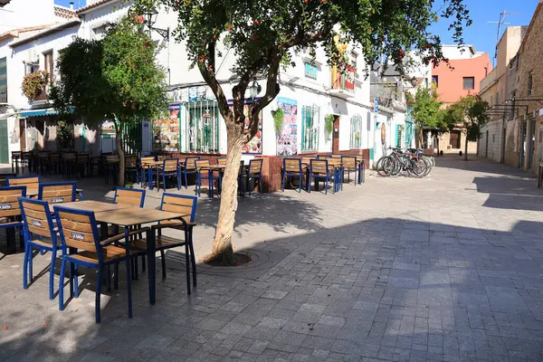 Denia, Alicante, İspanya - 18 Mayıs 2025: Baix La Mar mahallesindeki bar terasları ve restoranlar